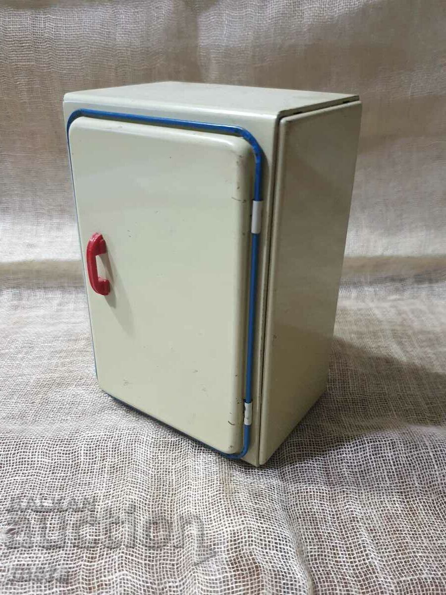 Старинна метална играчка-хладилник Старинна метална играчка-хладилник