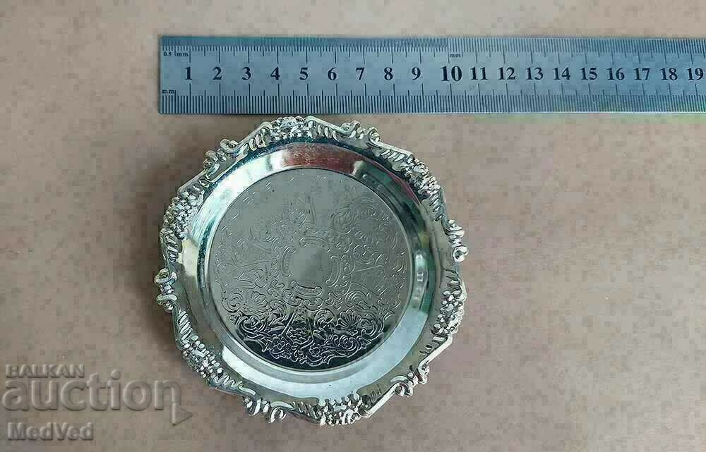 Παράδοση Σετ μεταλλικά πιατάκια/ψάθα Παράδοση Σετ μεταλλικά πιατάκια/ψάθα