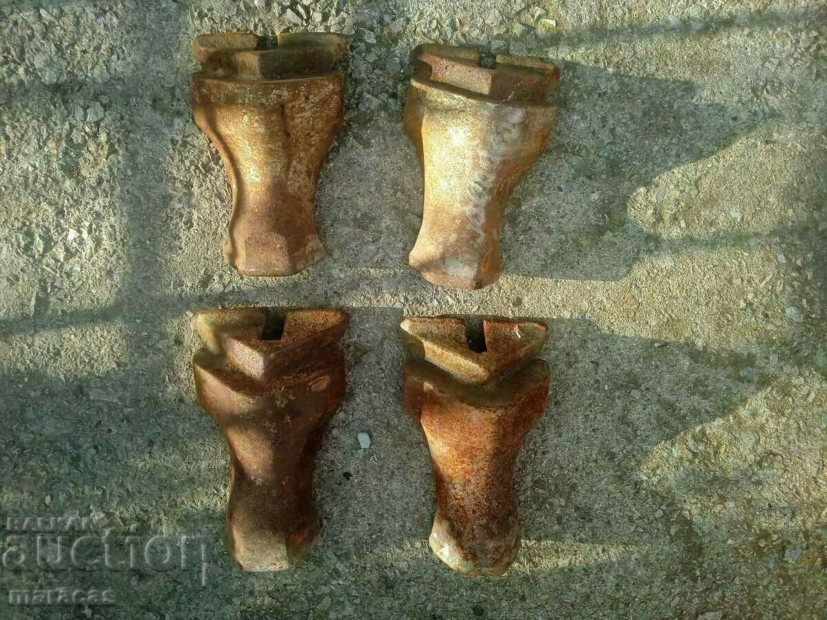 Picioare din fontă de la o sobă veche