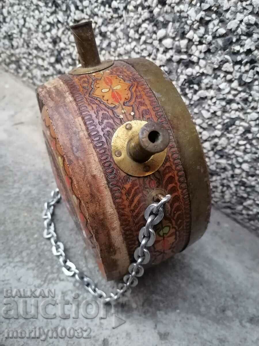 Auction Buckel, a vase, a wooden pave Auction Buckel, a vase, a wooden pave