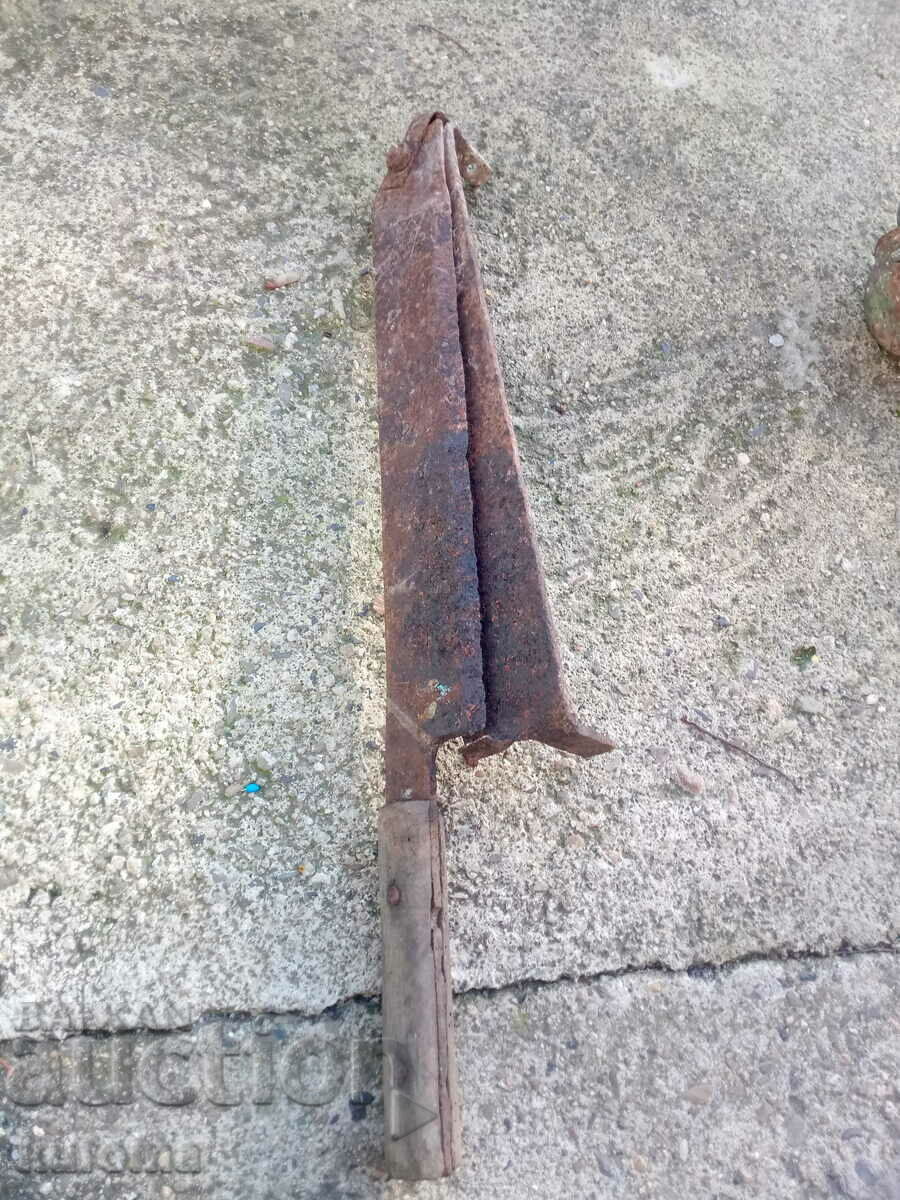 Delivery of Old guillotine Delivery of Old guillotine