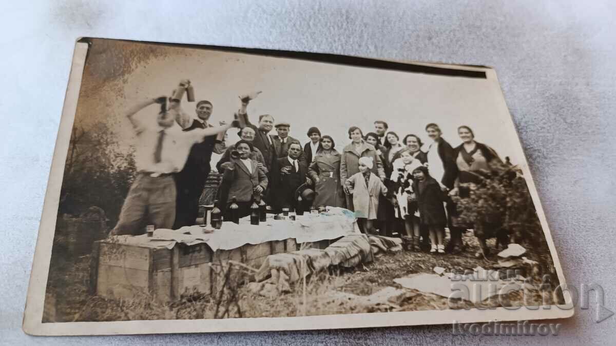 Fotografie Constanca Bărbați, femei și copii la picnic 1935