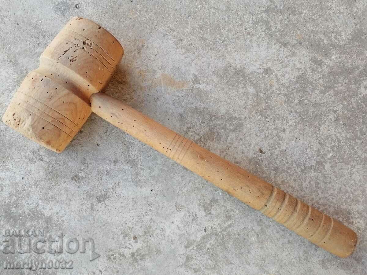 Παλιό μεγάλο ξύλινο σφυρί, εργαλείο, ξύλινο