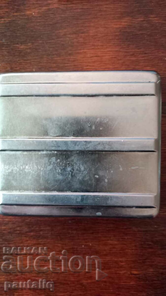 Auction CIGARETTE BOX WITH CIGARETTE ROLLER Auction CIGARETTE BOX WITH CIGARETTE ROLLER