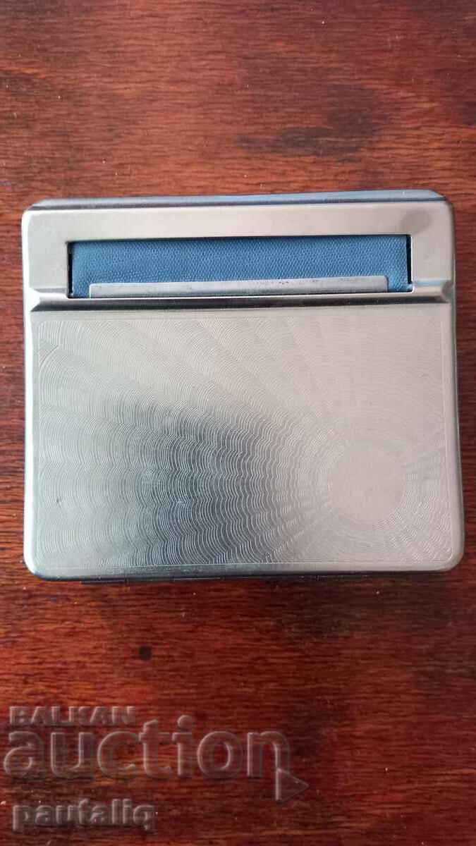 CIGARETTE BOX WITH CIGARETTE ROLLER CIGARETTE BOX WITH CIGARETTE ROLLER