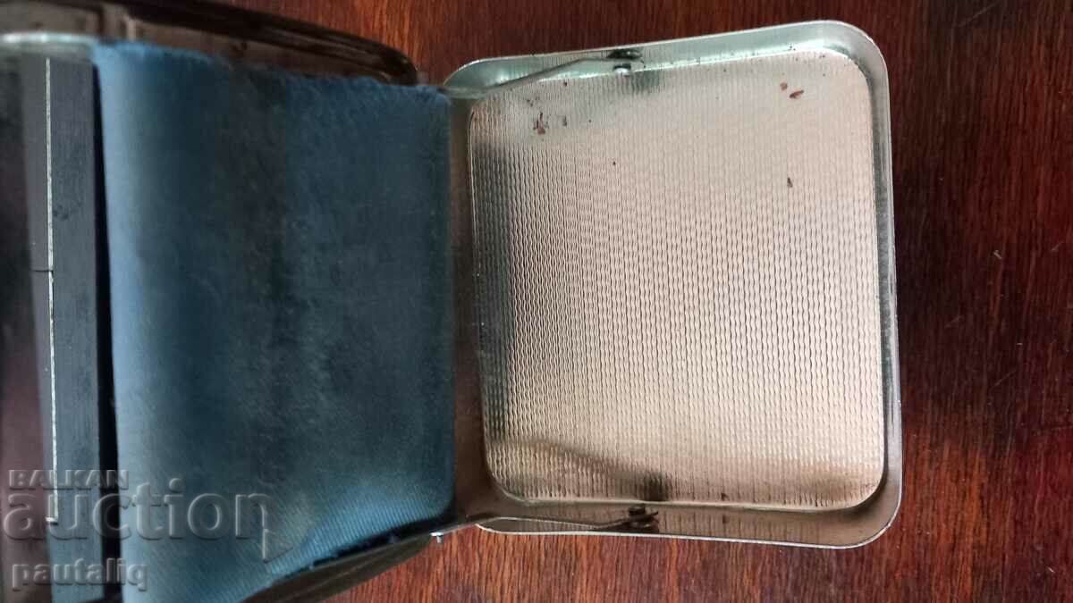 CIGARETTE BOX WITH CIGARETTE ROLLER with price 5.00 BGN | € 2.56 CIGARETTE BOX WITH CIGARETTE ROLLER with price 5.00 BGN | € 2.56