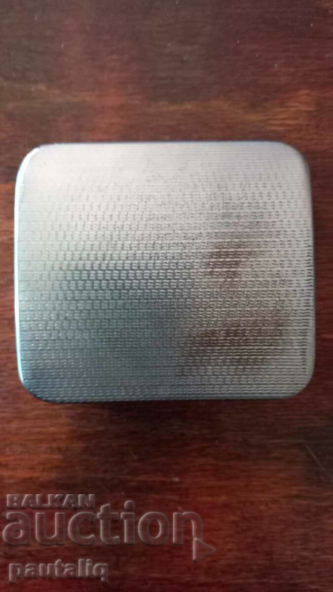 Auction CIGARETTE BOX WITH CIGARETTE ROLLER Auction CIGARETTE BOX WITH CIGARETTE ROLLER