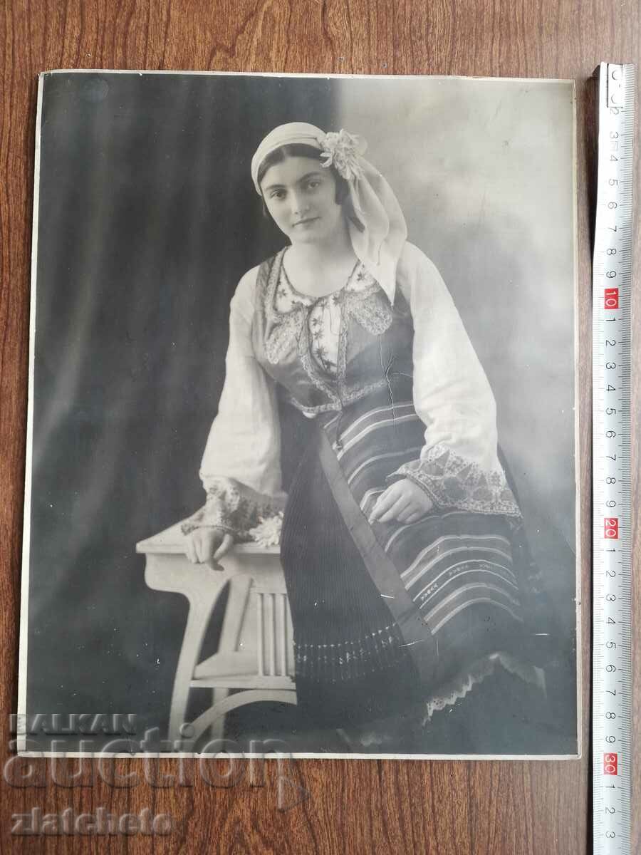 Fotografie veche, fotografia autorului, anii 1930. Costum bulgaresc