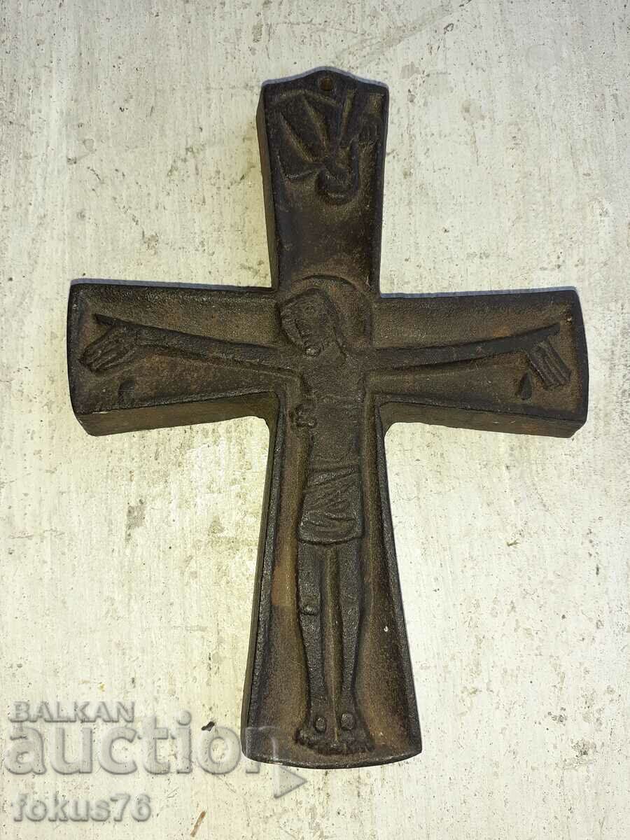 Crucifix veche din fontă
