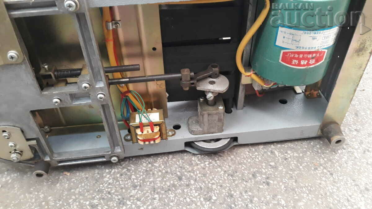 Доставка на ретро винтидж банкнотоброячна машина 90те Доставка на ретро винтидж банкнотоброячна машина 90те