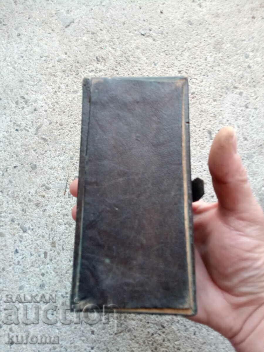 Livrarea Cutie veche de bijuterii din piele Livrarea Cutie veche de bijuterii din piele