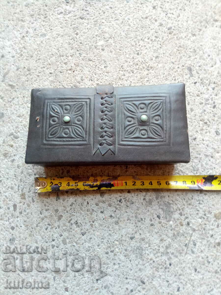 Old leather case for jewelery