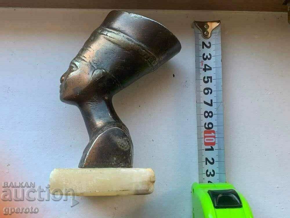 Auction  Ancient Egyptian statuette of Nefertiti-bronze and onyx-2