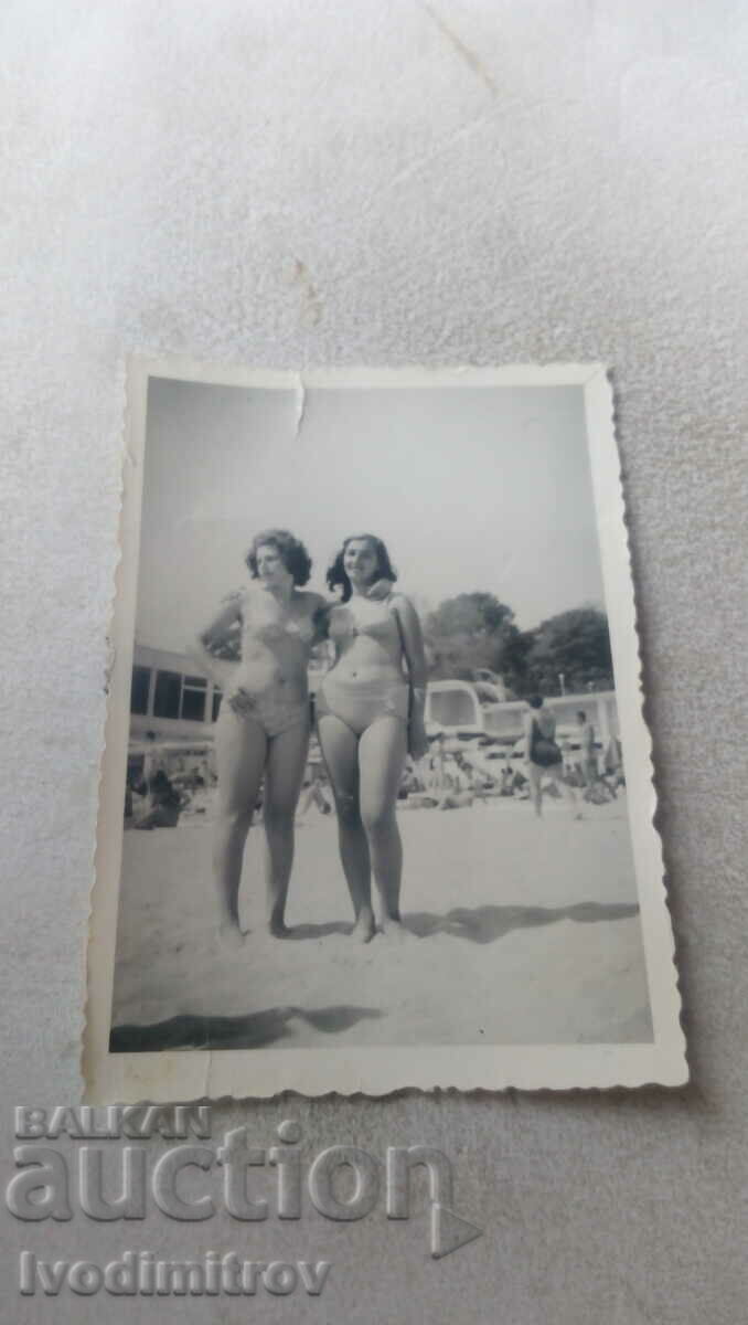 Снимка Две млади момичета на плажа