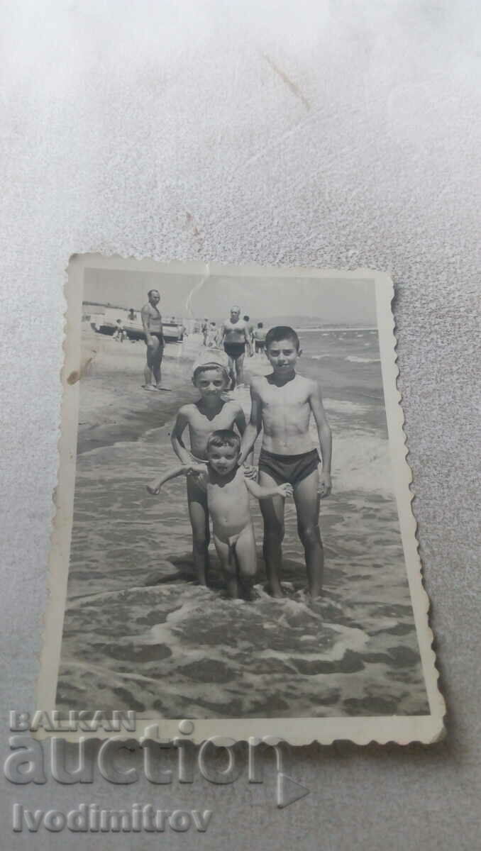 Φωτογραφία Τρία παιδιά στην παραλία