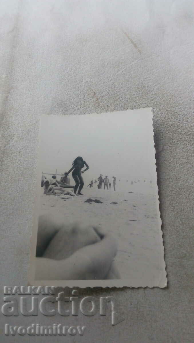 Foto Fată tânără pe plajă