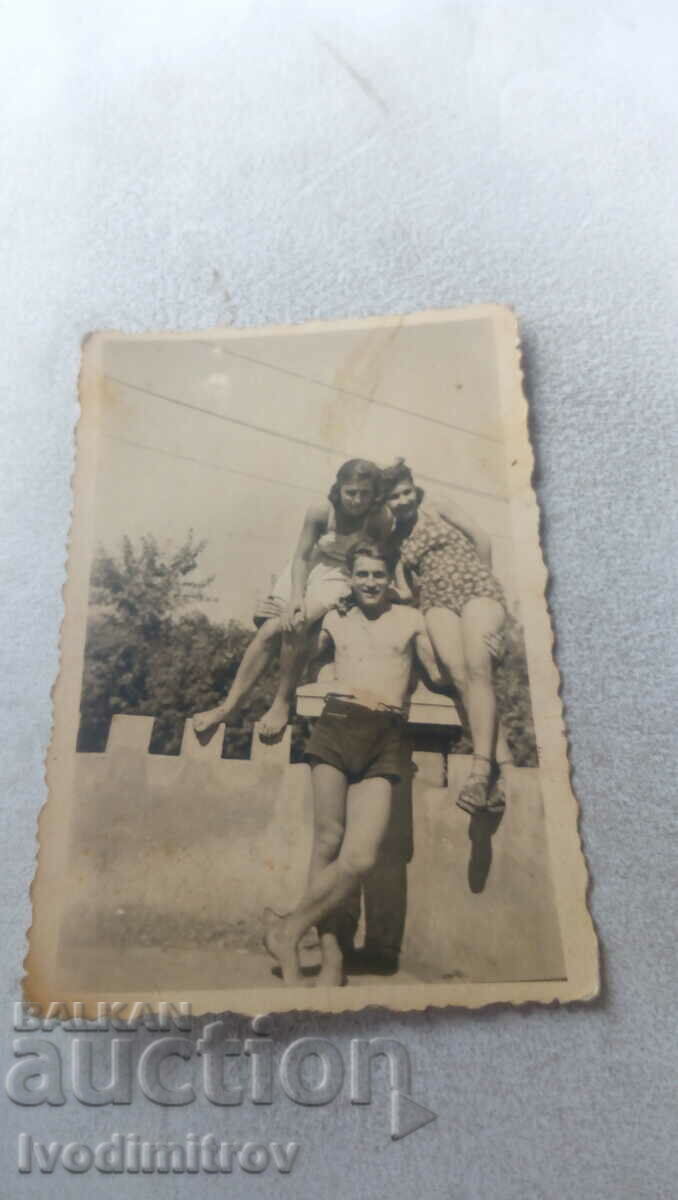 Φωτογραφία Ένας νεαρός άνδρας και δύο νεαρά κορίτσια με vintage μαγιό