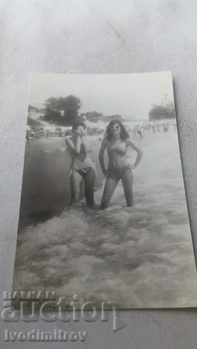 Снимка Две млади момичета на брега на морето