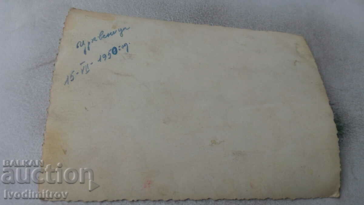 Fotografie Doi bărbați femei și un băiețel pe plajă 1950 cu preț 1.65 BGN | € 0.84 Fotografie Doi bărbați femei și un băiețel pe plajă 1950 cu preț 1.65 BGN | € 0.84