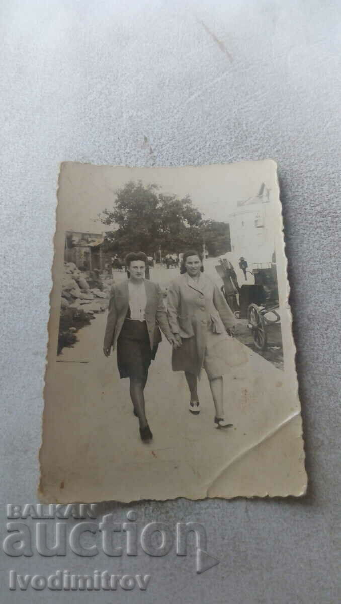 Снимка Кюстендилъ Две жени на разходка