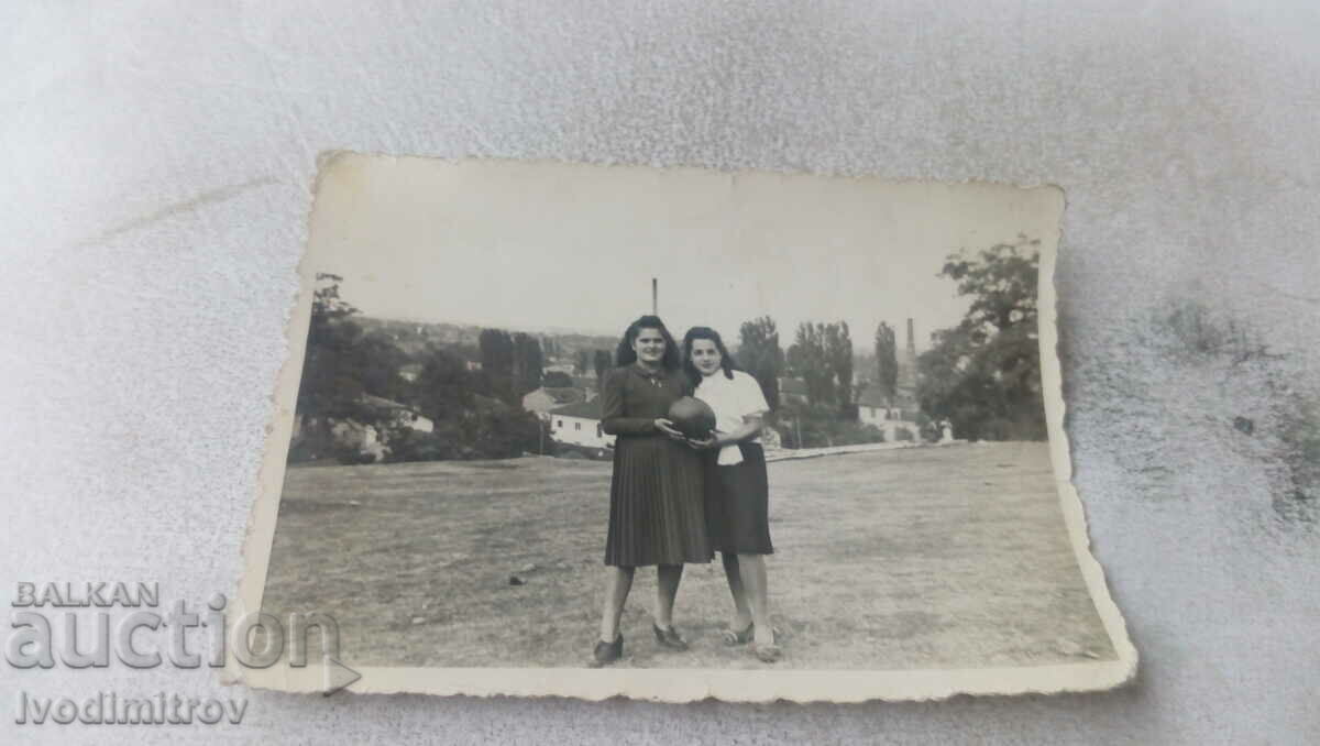 Fotografie Sofia Două fete tinere cu un dovleac în mână 1942