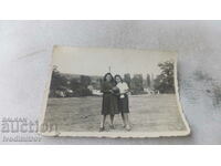 Φωτογραφία Σοφία Δύο νεαρά κορίτσια με μια κολοκύθα στα χέρια τους 1942
