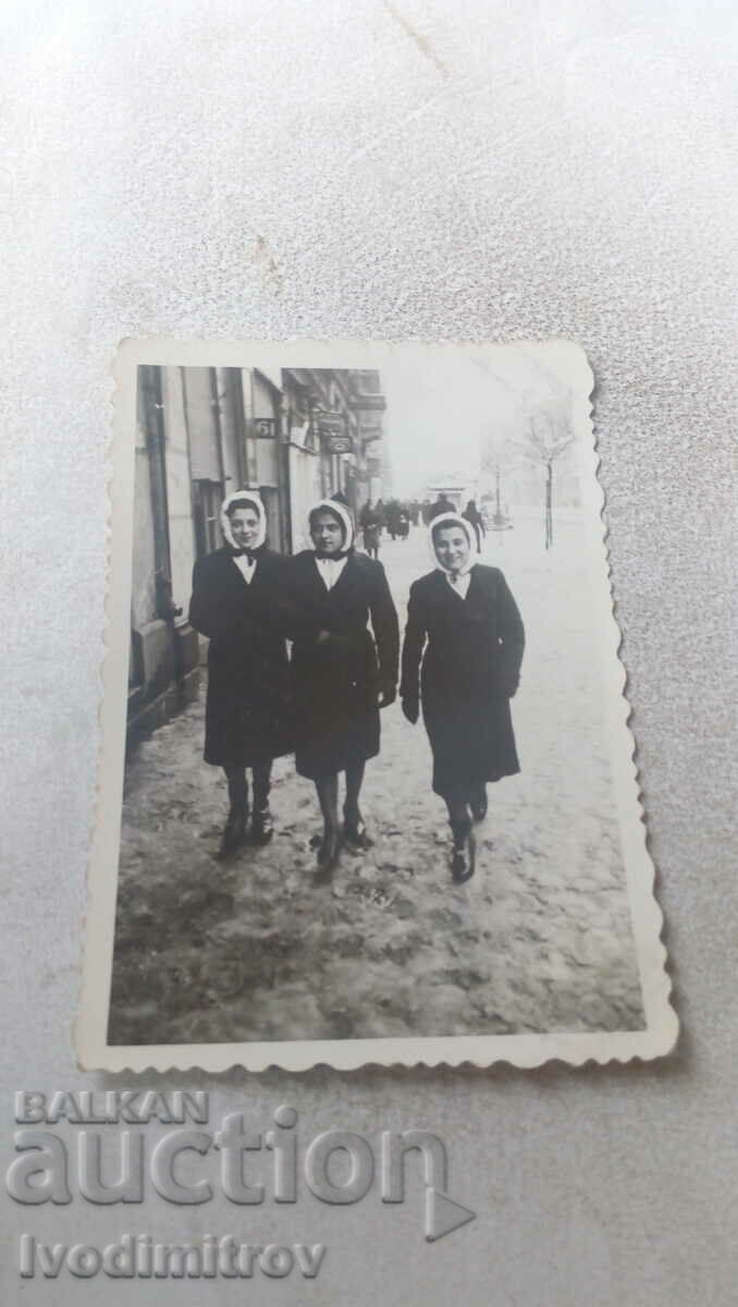 Φωτογραφία Σοφία Τρία νεαρά κορίτσια σε μια βόλτα το χειμώνα