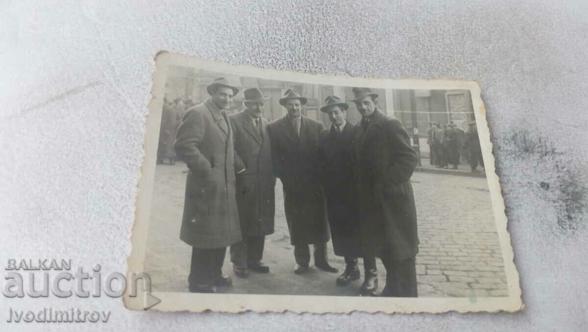 Φωτογραφία Σοφία Πέντε άνδρες στο δρόμο