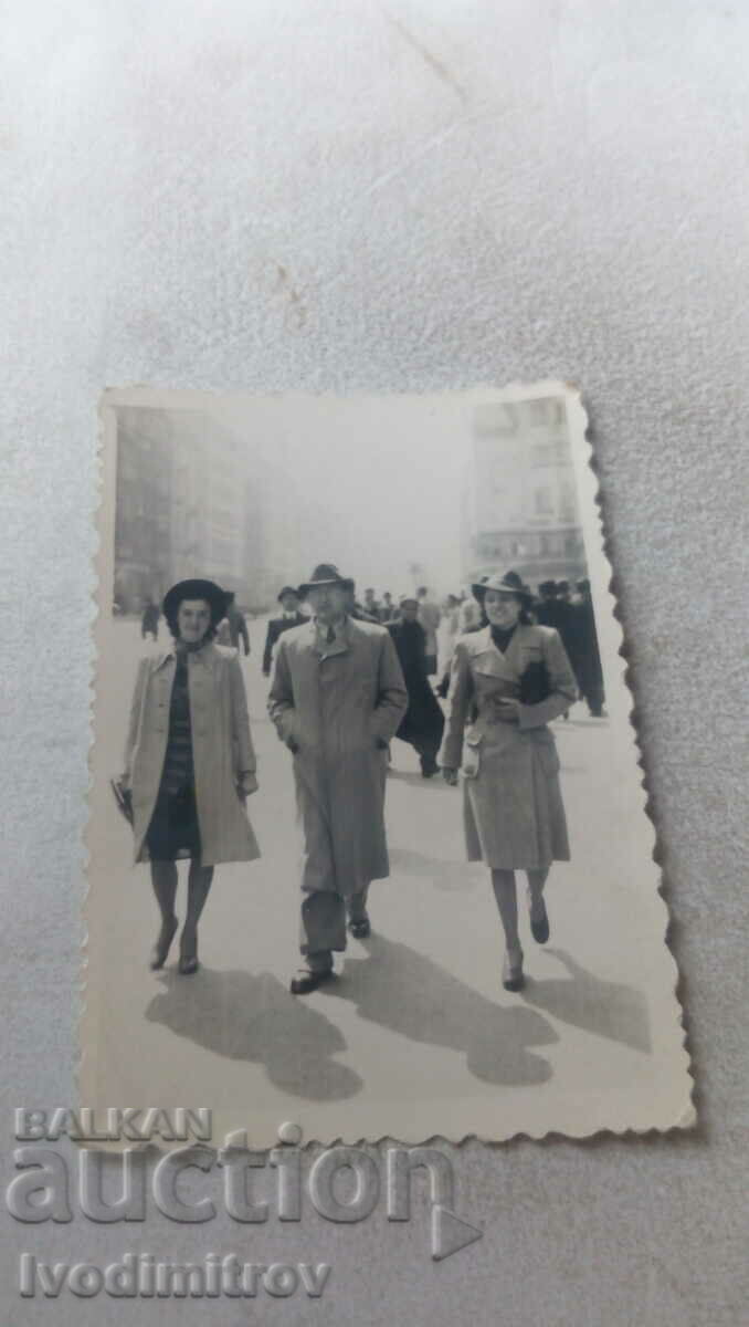 Photo Sofia A man and two women on a walk