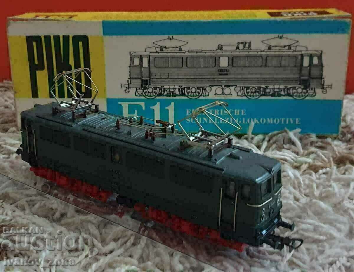 Auction Locomotive Piko HO E11 Auction Locomotive Piko HO E11