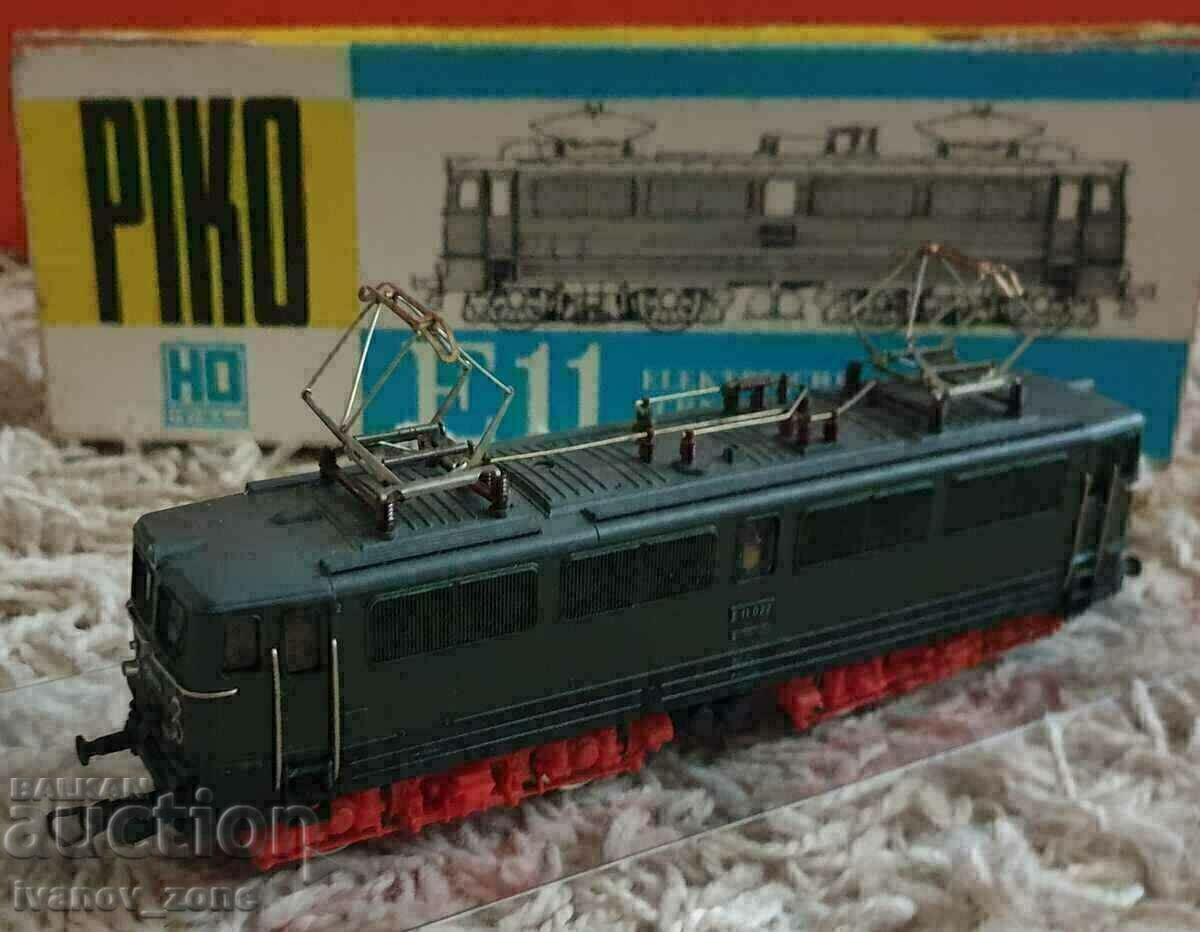 Delivery of Locomotive Piko HO E11 Delivery of Locomotive Piko HO E11