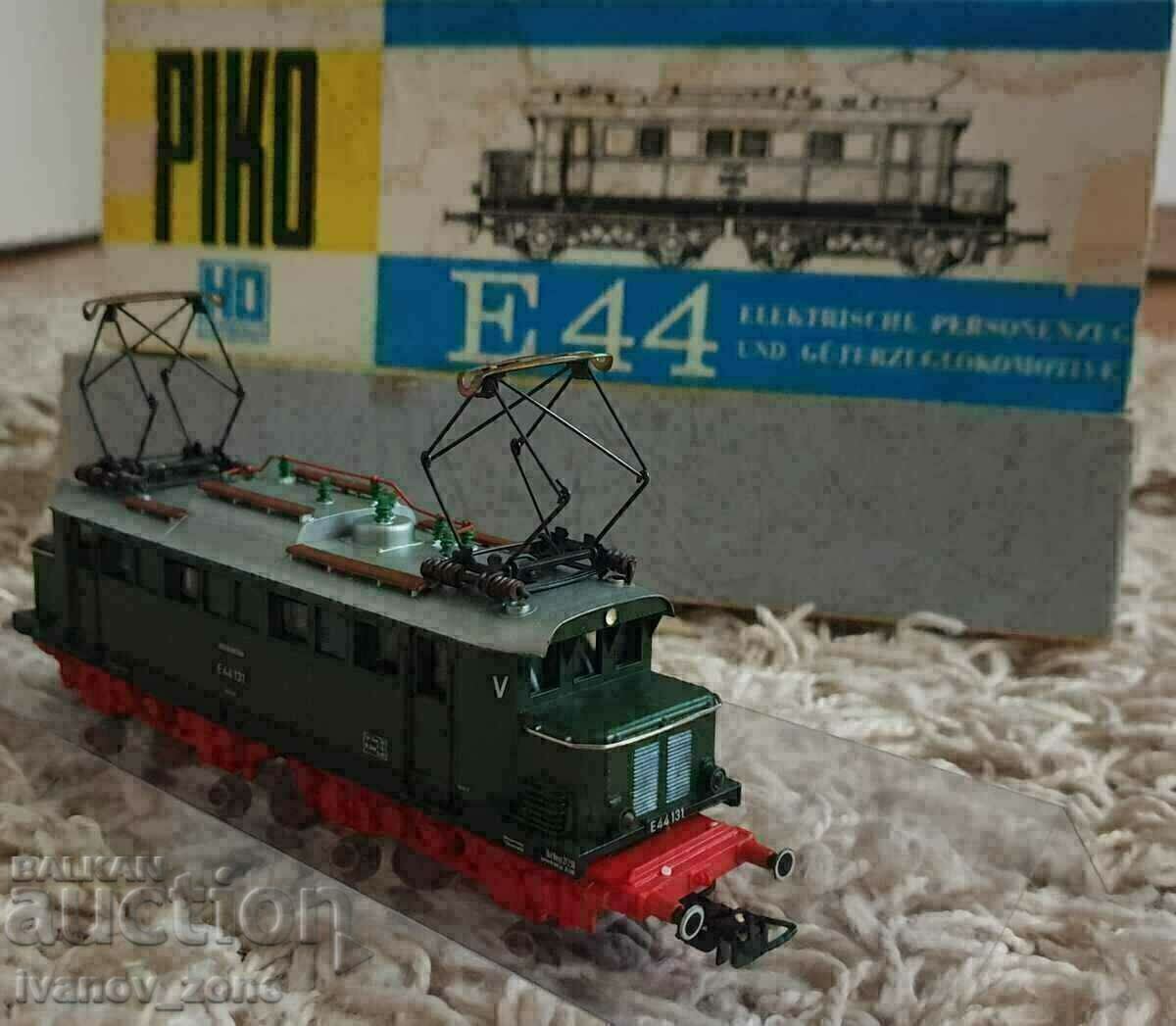 Delivery of Locomotive Piko HO E44 Delivery of Locomotive Piko HO E44