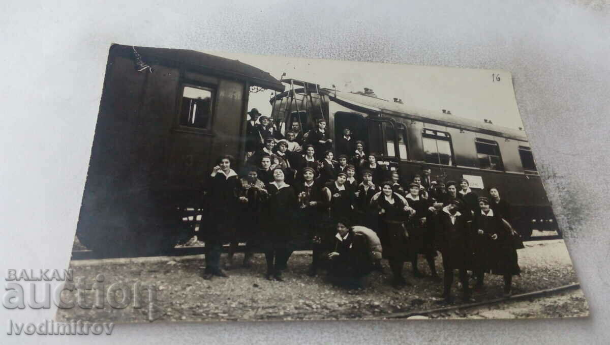 Photo Schoolgirls in front of railway carriages
