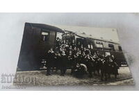 Foto Scolarie in fata vagoanelor de cale ferata