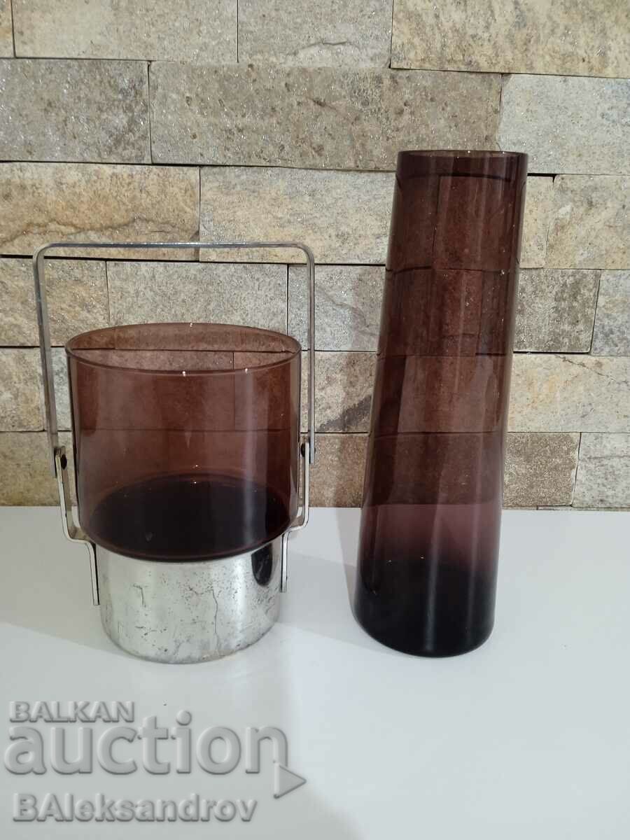 O mulțime de vază din sticlă colorată și răcitor