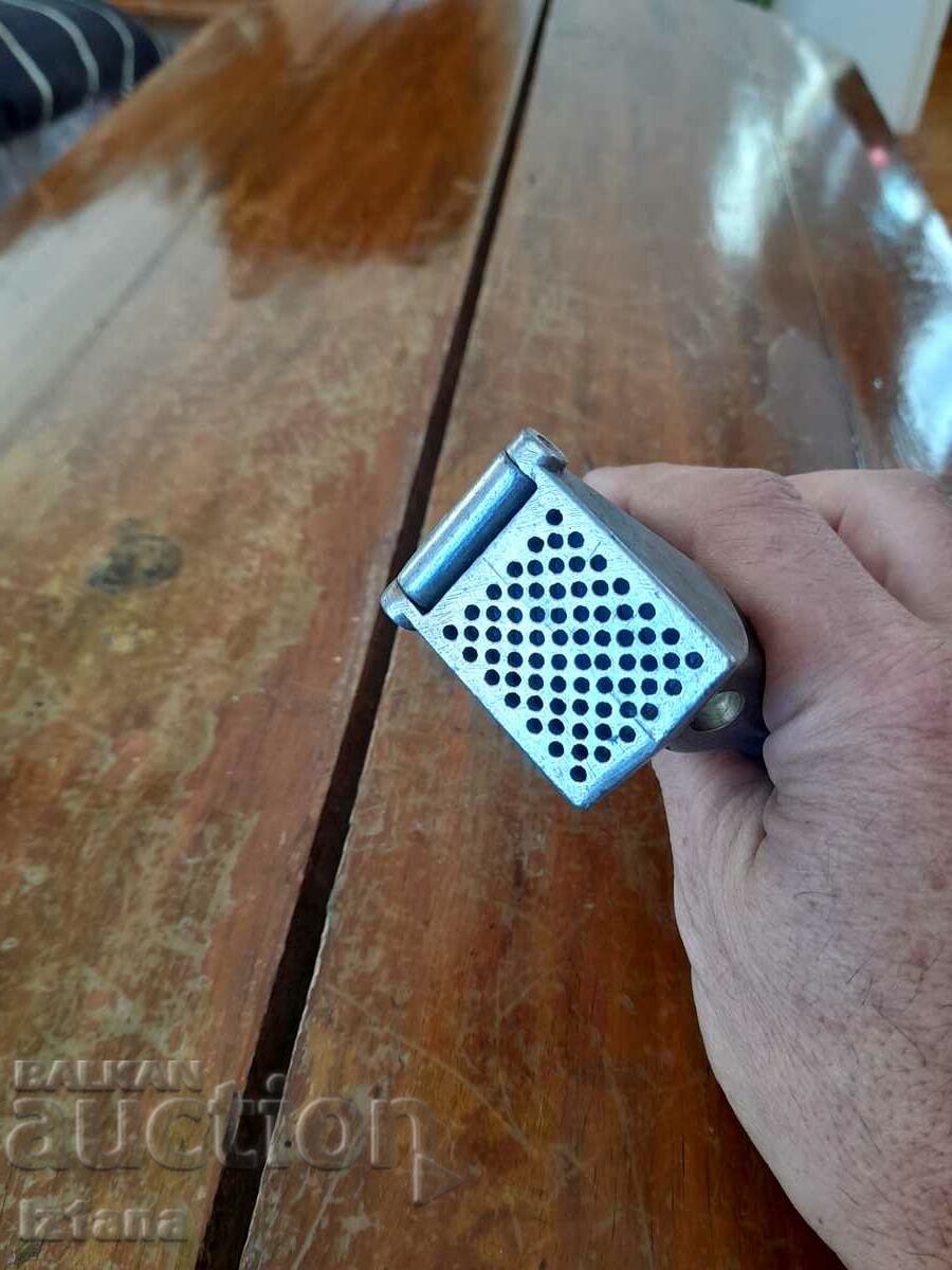 Delivery of Old aluminum garlic press