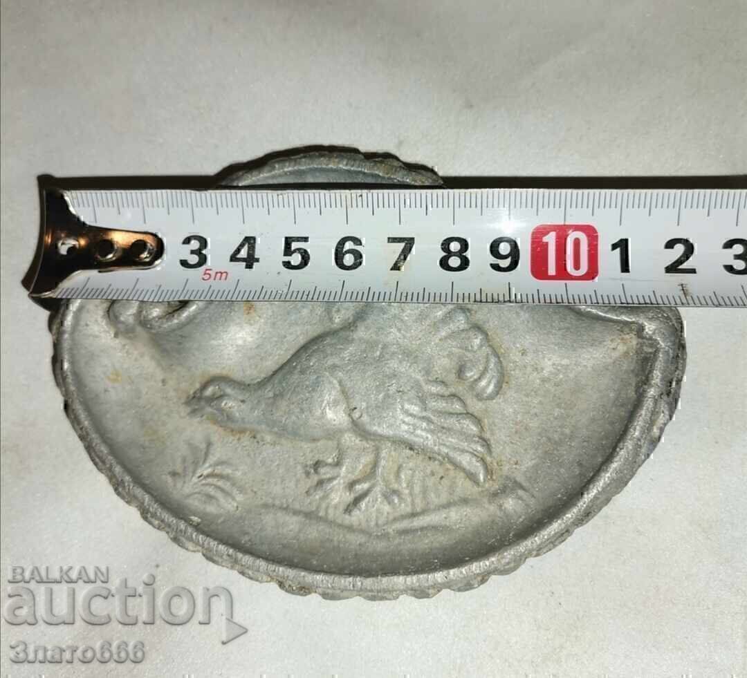 Licitație scrumieră veche din aluminiu Licitație scrumieră veche din aluminiu