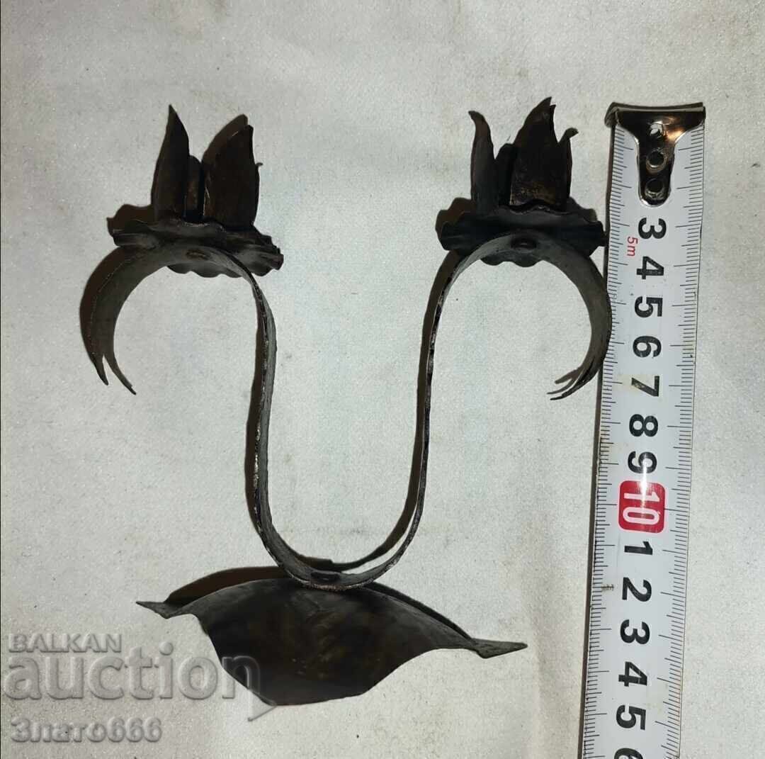 Παλιό μεταλλικό κηροπήγιο - διπλό Παλιό μεταλλικό κηροπήγιο - διπλό