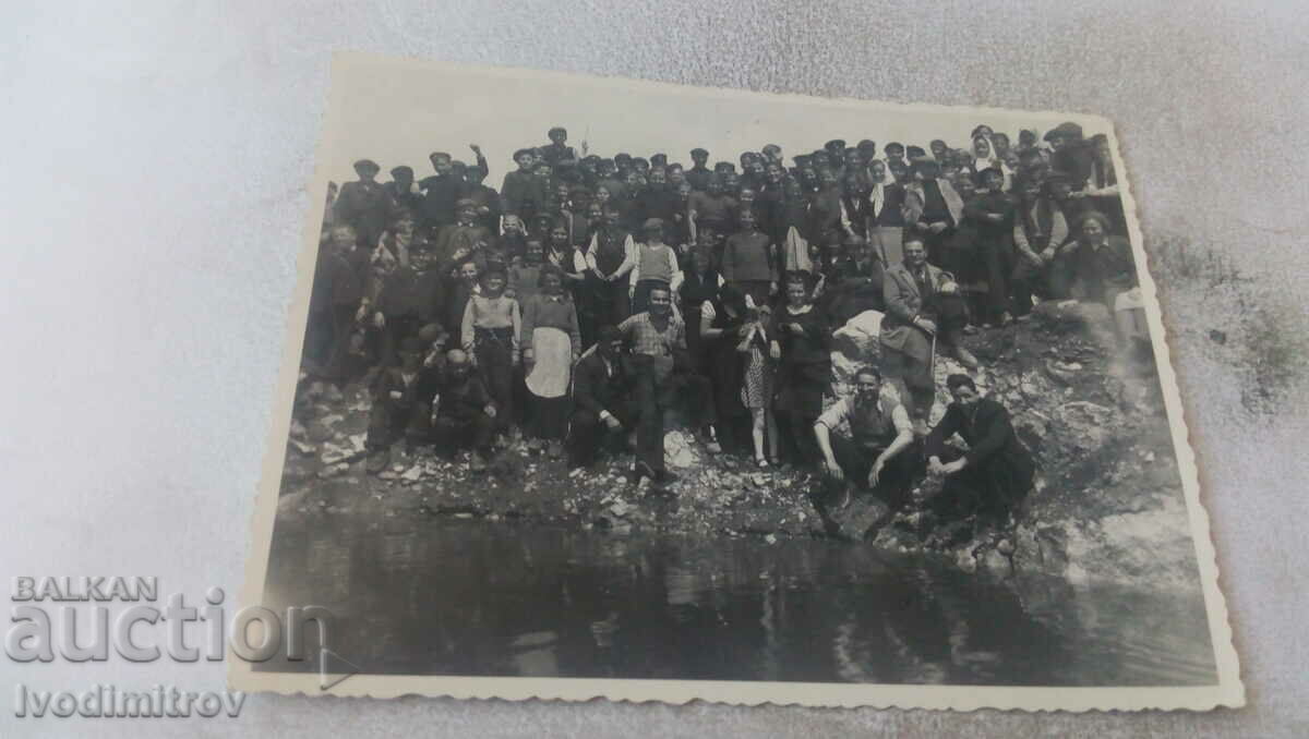 Εικόνα Άνδρες και γυναίκες δίπλα σε μια λίμνη
