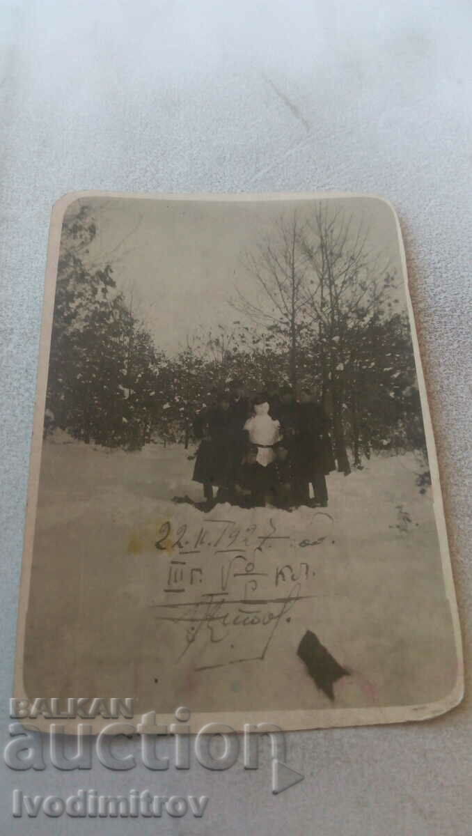 Снимка София Ученици в Борисовата градина през зимата 1927