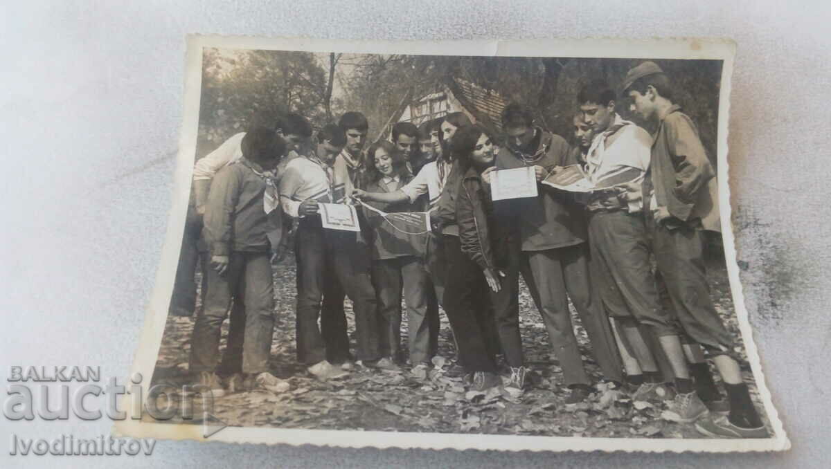 Foto Studenți cu diplome pentru locul I complex TMP 1969