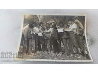 Снимка Ученици с грамоти за I комплексно място ТМП 1969