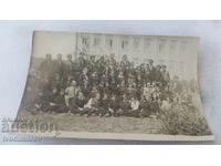 Снимка София Ученици със свои учители в двора на гимназията