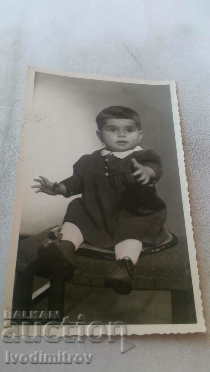 Photo Little boy on a stool