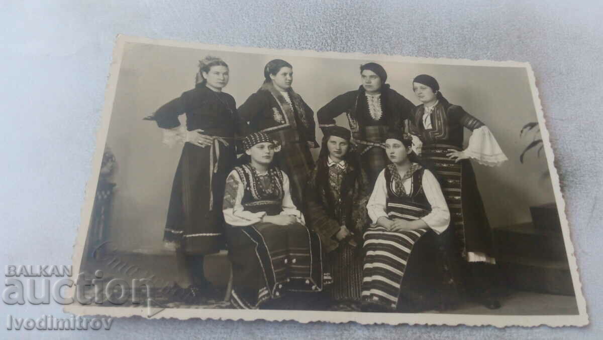Photo Young women in folk costumes