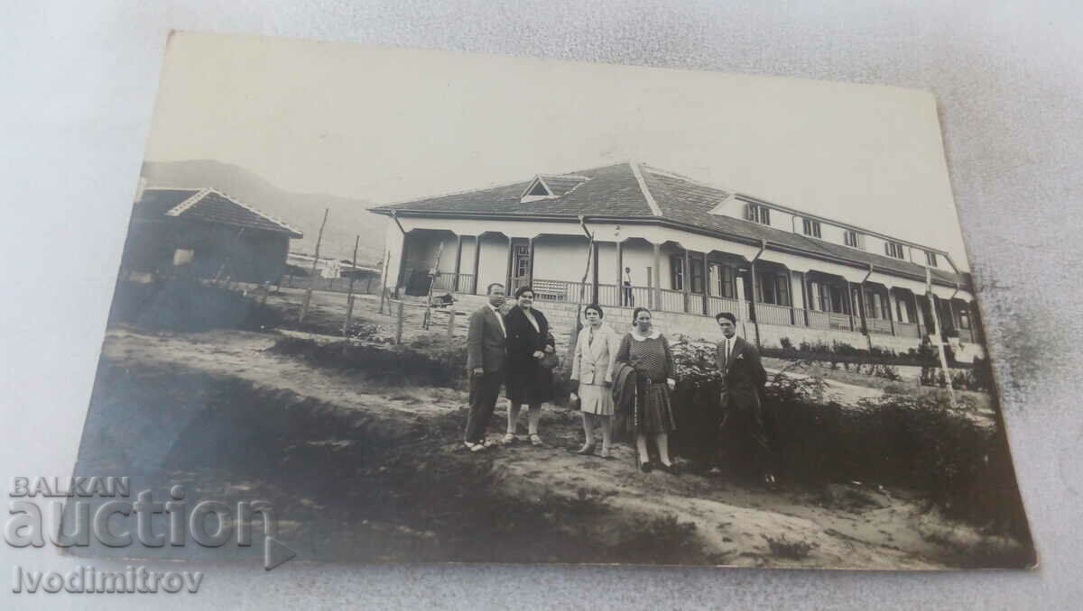 Photo Two men and three women in front of a one-story building 1929
