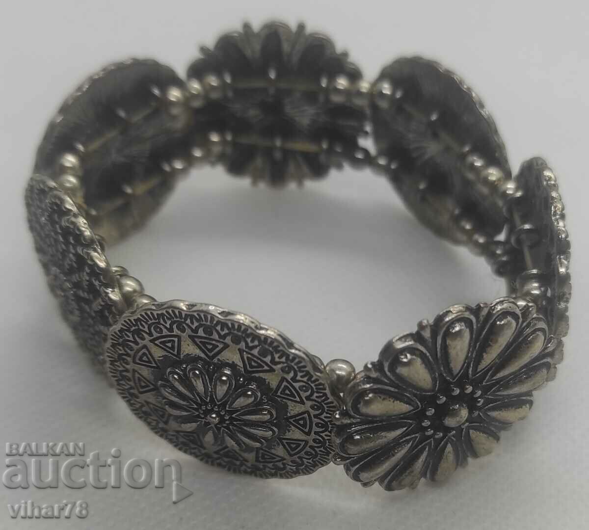 Delivery of extensible bracelet Delivery of extensible bracelet