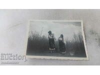 Снимка Две жени с бяло пуделче