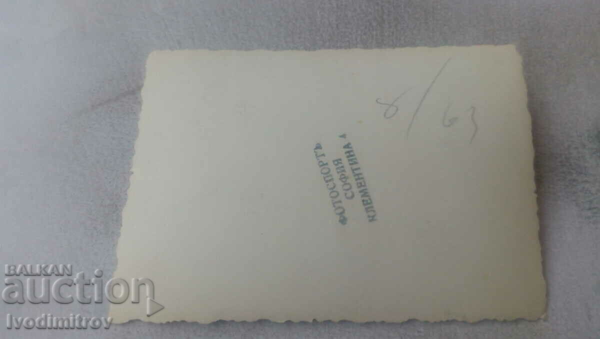 Снимка Мъже и жени на поход с цена 1.45 лв. | € 0.74 Снимка Мъже и жени на поход с цена 1.45 лв. | € 0.74