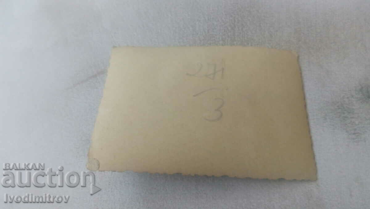 Photo Young men and women on a picnic with price 0.85 BGN | € 0.43 Photo Young men and women on a picnic with price 0.85 BGN | € 0.43